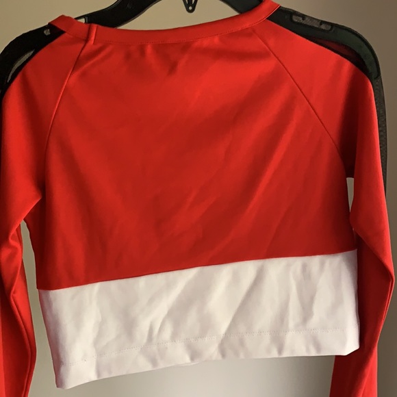 Kisaiya branded mesh sleeve color block crop top - Picture 6 of 6